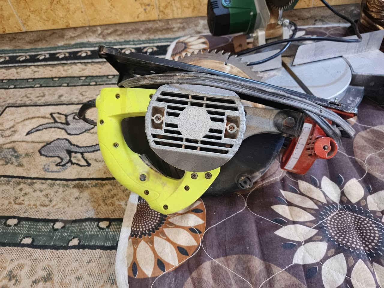 غراظ معمل دوشمه البيع شيله وحده غراظ كامله وكله شغله ونظيفه الله شاهدكمريسر جديد مول  وكهرباء مثرامه يدويه مسدسات دوشمه ونجاره العدد 5دريل شحن ودريل كهربائي وكتر وصينيه كص جديد 750الف البكان بغداد الحسينية وهاذه رقمي***********
