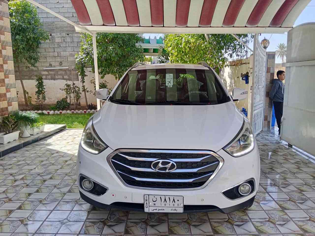 السلام عليكم توسان للبيع موديل 15 سياره جاهزه من كل شيء سونار موجود سونارين تخم تاير جديد سبيرها ما نازل محرك 2000 دوش عالشركه سياره نص فول العنوان بغداد الشعب والاستفسار على هذا الرقم *********** والسعر السياره ب 158 وبيها مجال
