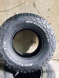 تايرات امريكي • قياس ١٧×٣٥×١٢.٥ • نظافة ٩٠٪