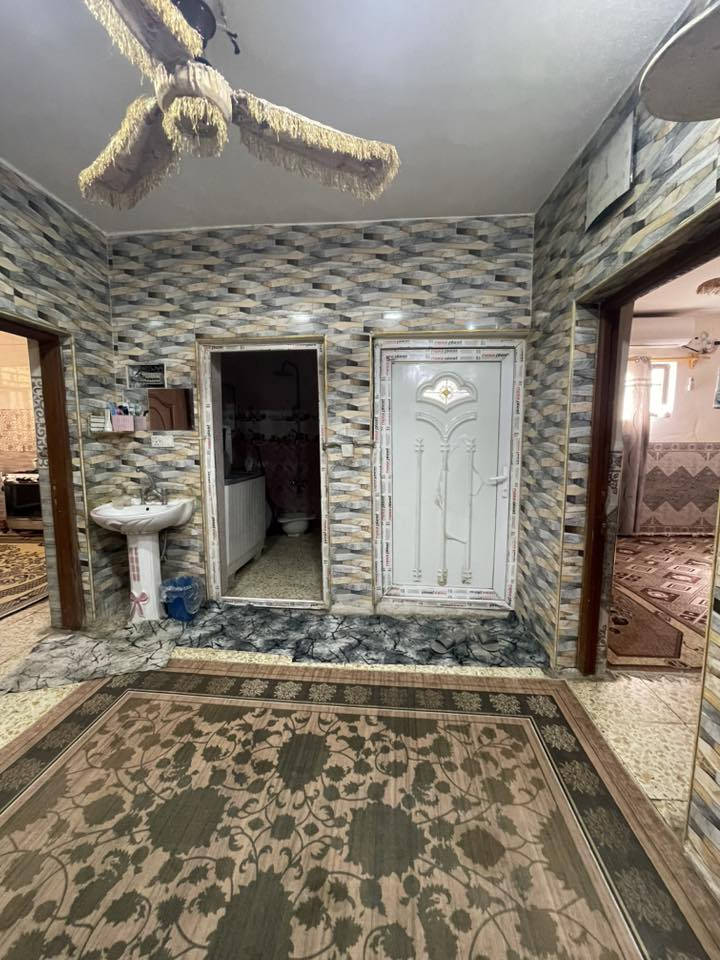 بيت للبيع بلمخابرات  يم مجمع الشهد المساحة ١٠٠ م واقع حال ١٢٠
٥ غرف نوم + استقبال مطبخ صالة فوك وجوة حمام عدد ٢ تواليت خارجية وداخلية البيت كلة نظيف وجديد للاستفسار ***********
