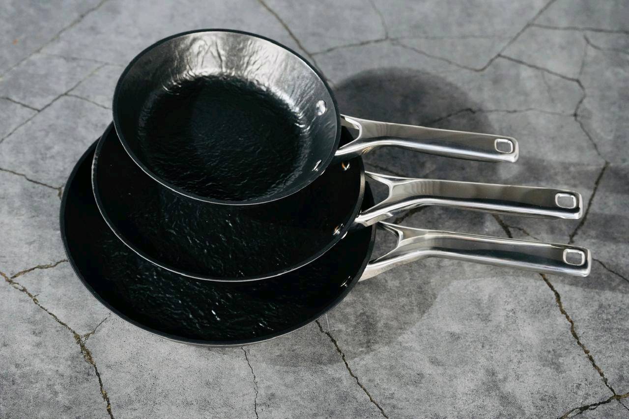 مقلاة إمبليوم الأصلية – سيت 3 قطع 🔥
إذا تريد مقلاة تعمّر وتطبخ براحتك بدون ما يلتصق الأكل، فهاذي اختيارك الصح 👌
✔️ طلاء 3 طبقات نون ستيك قوي يخلي الطبخ أسهل والتنظيف أسرع
✔️ سماكة جسم 3.5 ملم حتى توزع الحرارة بشكل متساوي
✔️ تتحمل لحد 16,000 خدش يعني استخدام يومي بدون خوف
✔️ مسكات مريحة وثابتة، ما تسخن بسرعة
✔️ مناسبة لكل أنواع الطبخ: بيض، لحم، خضرة، فطور وغدا
📦 السيت يحتوي 3 أحجام تناسب كل الاحتياجات:
– 20 سم
– 24 سم
– 28 سم
💯 جودة عالية من Emblem، عملية، متينة، وتخلي مطبخك مرتب واحترافي.
اختيار ذكي لكل مطبخ 👩‍🍳👨‍🍳