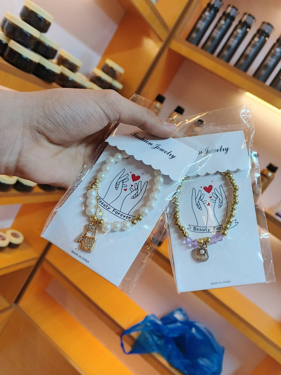 يوجد توصيل داخل الناحيه 
متوفره عطور


**إذا كنت صاحب هذا الإعلان وتريد حذفه لأي سبب، رجاءا أرسل رسالة إلى الدعم الفني**