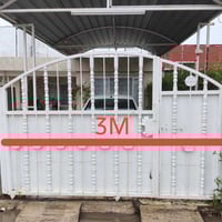 باب سلايت للبيع  لون أبيض حديد ثقيل وقوي سعر 100 وبيها مجال وباب ثاني ...