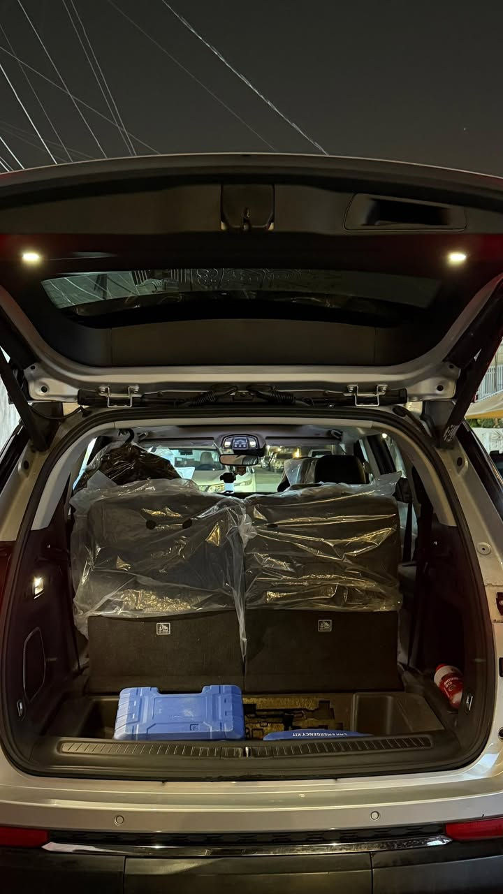 السلام عليكم 
جيب جراند شيروكي للبيع 

      •       الموديل: 2024
 • النوع: Lilmted VIP
      •     اللون سلفر 
 • عدد الركاب: 7 ركاب
 • الحادث : سرقة بدون صبغ و بارد
 • نظام الدفع: رباعي AWD / 4×4
 • محرك 3.6 لتر V6 بنزين
 • 3 صفوف مقاعد تكفي لغاية 7 أشخاص
 • مقاعد جلد فاخرة مع تحكم كهربائي
 • فتحة سقف بانورامية مزدوجة
 • نظام تكييف ثلاثي المناطق 
      •    تدفئة بالستيرن والكشنات والمري الجانبيات
      •     خزن مقاعد
      • شريط LED بلاد 
 • منافذ USB في جميع الصفوف للركاب  
 • شاشة معلومات وترفيه كبيرة تعمل باللمس
‏ • Apple CarPlay و Android Auto
 • نظام صوتي فاخر متعدد السماعات نوع ALPINE
 • تشغيل بصمة ودخول ذكي
 • مثبت سرعة ذكي
 • نظام المحافظة على المسار
 • حساسات أمامية وخلفية + كاميرا
 • مساعد نزول المرتفعات
 • صف ثالث قابل للطي كهربائياً
      • السيارة ماشية 6184m 
السيارة بعدها على وضع الشركة البانزين محسن فقط
للتواصل : ***********
المكان : ابو نؤاس
السعر : $320 وبيها مجال
