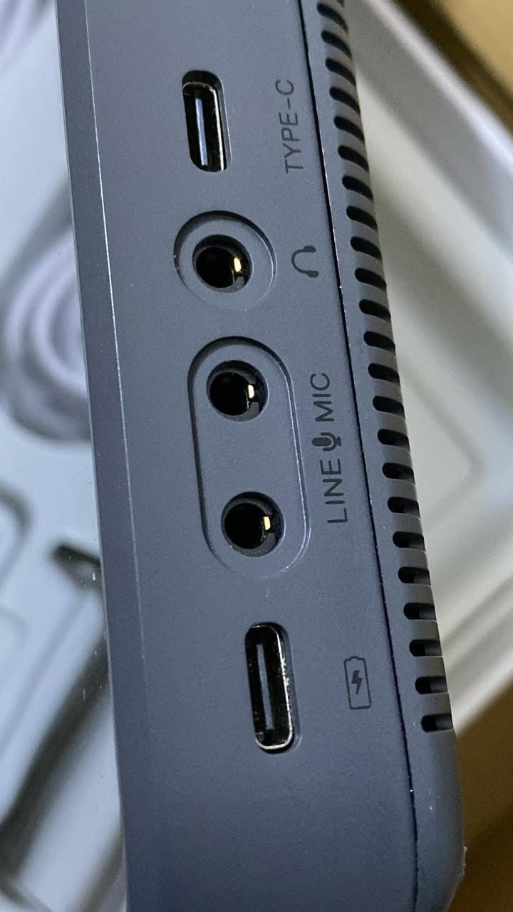 جهاز Yolo box ultra 
جهاز متعدد الاستخدامات 
ذوي الاختصاص يعرفون عنه اكثر بعد 
٤ كامرات in put hdmi
منفذ hdmi out
منفذ2 type C
منفذ 2 USB
منفذ مايك aux عدد 2
خط in line لادخال الصوت من مصدر خارجي مكسر او كارت صوت وما شابه
منفذ ايثر نت
منفذ سيم كارد
منفد اس دي كارد
تسجيل 1080/4K/2k
معدل 60 فريم
مرخص رسميا من الشركة الام للبث على منصات 
فيس بوك / يوتيوب /انستكرام / تيك توك
يدعم البث العمودي و الافقي
ستريم / تسجيل /بث مجالس حفلات /ايفنتات/جهاز عالمي متطور عباره عن قناة متكامله في هذا الجهاز 
بالاضافه الى ذلك تكدر تستخدمه كـ مونيتر لمراقبة اربع كامرات في ان واحد 
ومواصفات اخرى كثير قد يكون ذوي الاختصاص اكثر معلومات عن هذا الجهاز 

الي مهتم يراسلنا ويدلل


**إذا كنت صاحب هذا الإعلان وتريد حذفه لأي سبب، رجاءا أرسل رسالة إلى الدعم الفني**