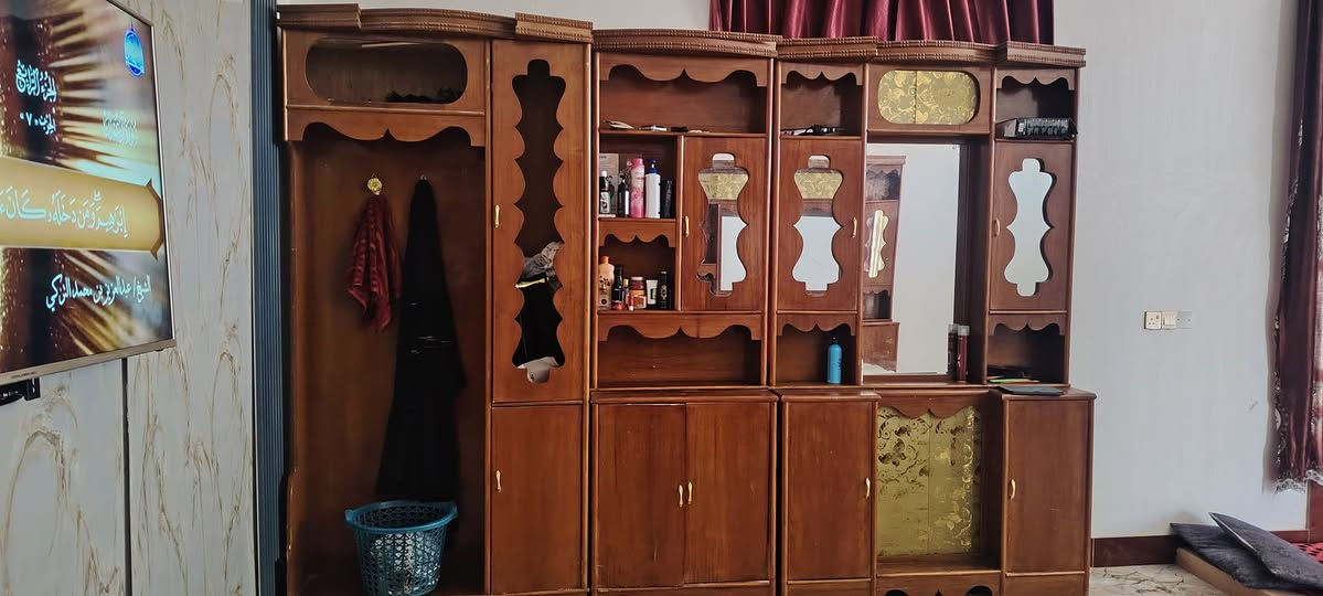 سلام وعليكم غرفه البيع نضيفه 6قطع مكاني خالديه لبحيره سعر 600لا مو شراي لا يجي ويكوم يكسر بسعرها تحياتي الكم رقم ***********
