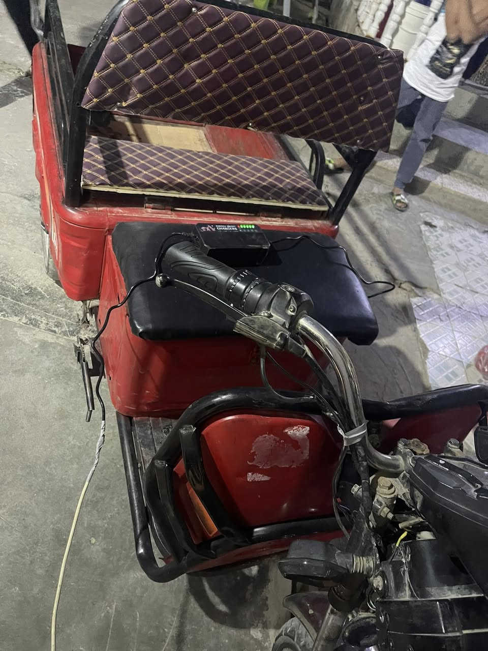 للبيع طرطوره شحن بطاريات شرط بكورتون وكلشي شغال السعر 550 وبيه مجال رقم ***********
