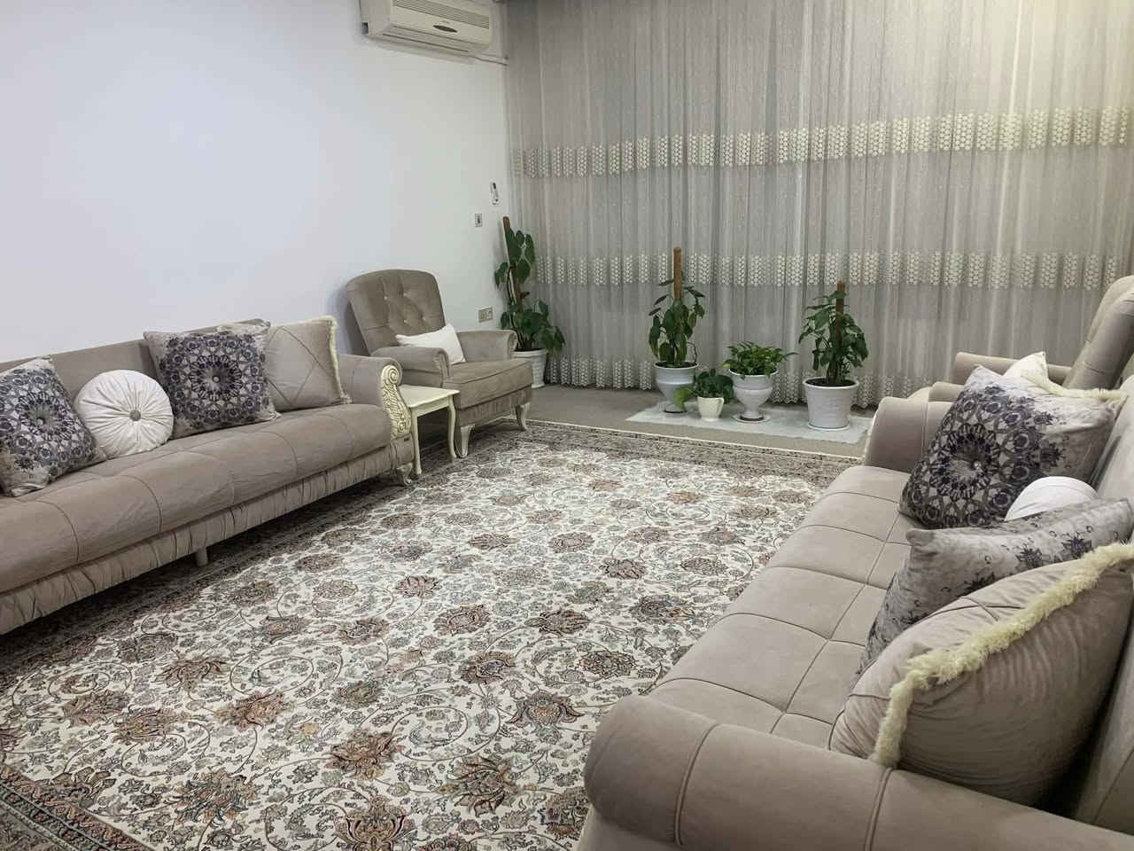 تاقمێکی تورکی زۆر تازە و جوان
کەم بەکار هاتوا هیچ دڕاوی و شکاوی 
نیە وەک لۆک وایە 
 ژێرەکەی جەکە تاقمێک تەپڵەکیشی لەگەڵە 
نرخی 11 وەرەقە و معامەلە
 خۆی 18 وەرەقەی پێیاوە


**إذا كنت صاحب هذا الإعلان وتريد حذفه لأي سبب، رجاءا أرسل رسالة إلى الدعم الفني**