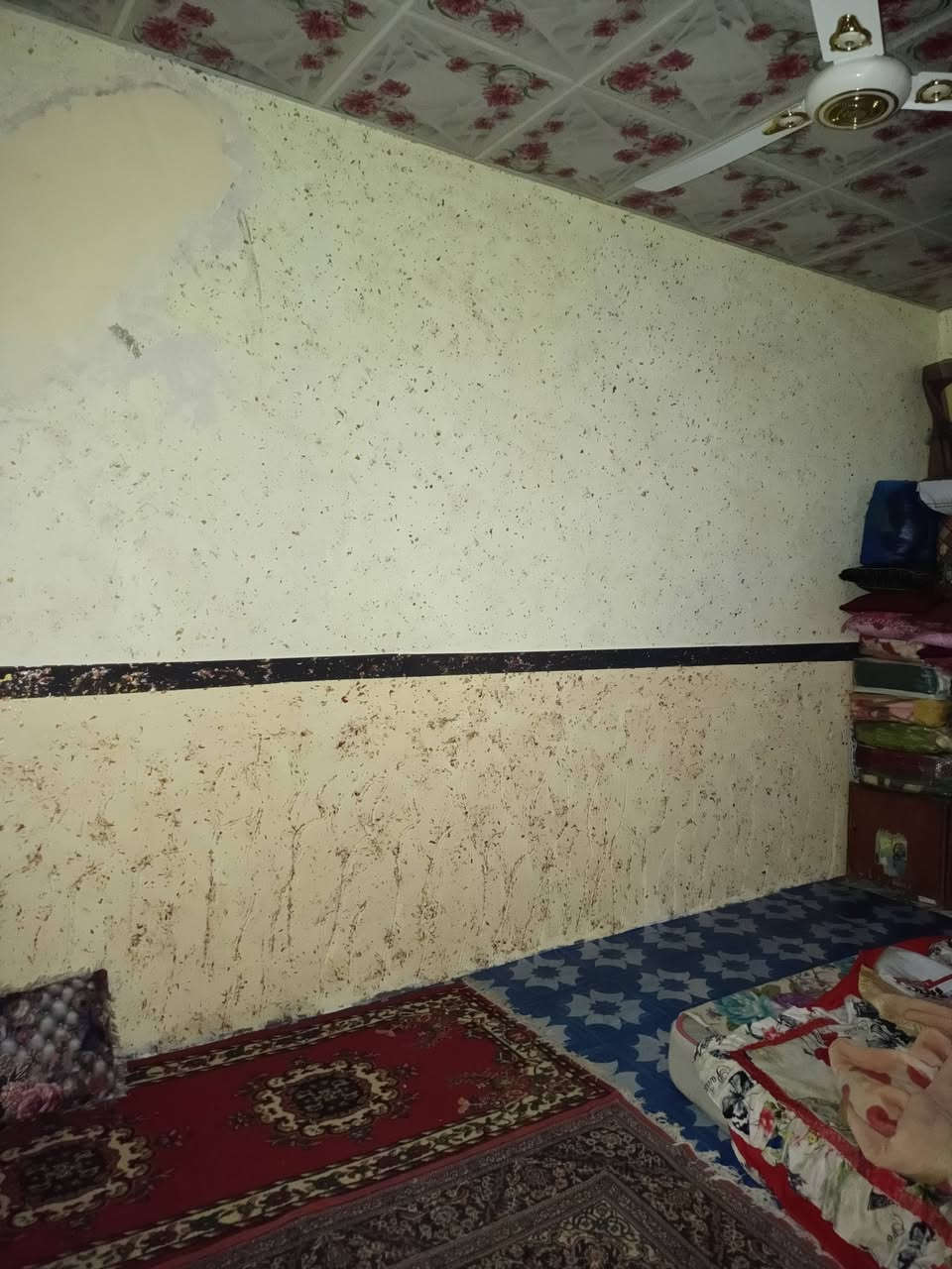 بيت للبيع 100متر شارع المطار القديم قرب مدرسة جناهن عرفه وصاله ومطبخ وستقبال اريده 25 يرهم قصد ***********
