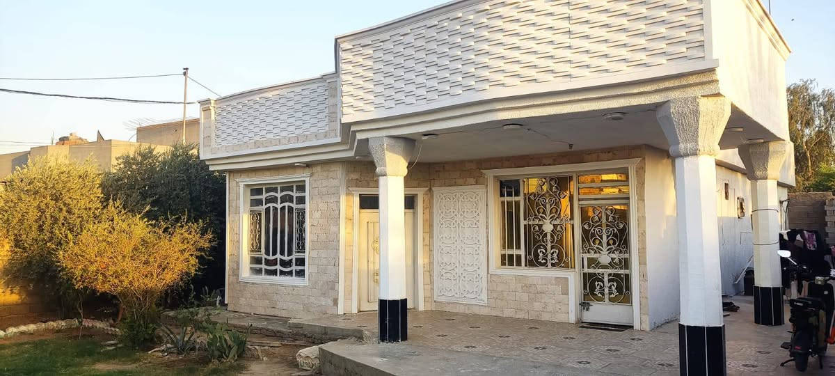 السلام عليكم 
دار للبيع المدائن قرب بريجان مدخل شارع المعله
التفاصيل 
المساحة (650)م واجهة (16)م نزال (42)م
مساحة البناء (150)م 
البناء/ استقبال+ مطبخ+غرف نوم 2 + صاله + صحيات داخليه خارجية 
كافه الخدمات تبليط ماء كهرباء نوع الأرض زراعي قرار 117
للاستفسار اكثر الاتصال على الرقم (***********)
