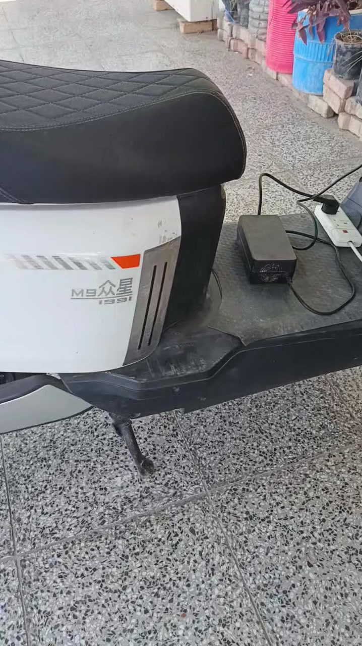 سلام عليكم دراجه شحن صارلي شهر من مشتريها  رايدها750 وبيها مجال مكان المشاهده الاستفادة ***********
