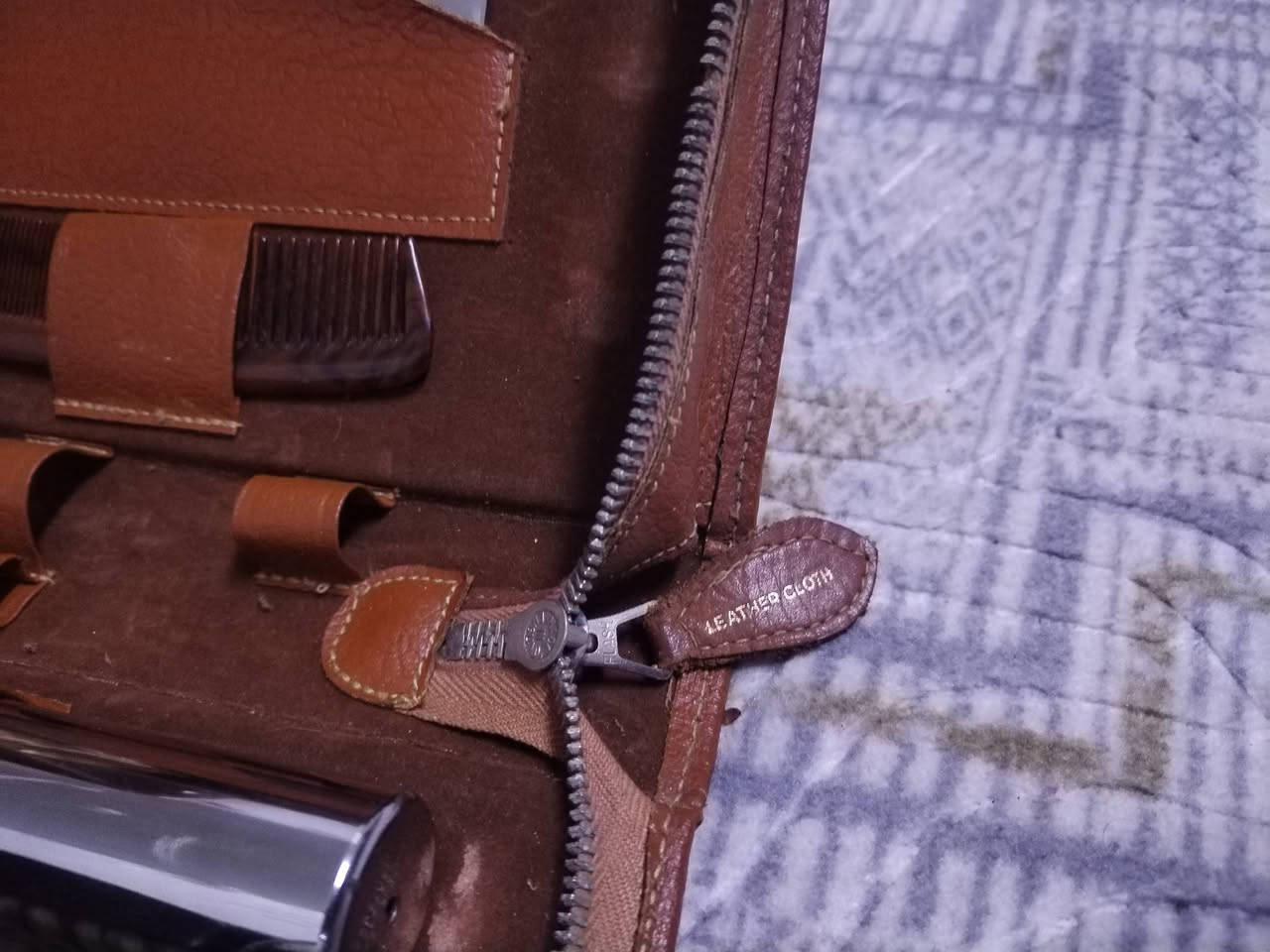 علبة احتياج السفر صنع انكلترا جلد طبيعي تحفه الستينات مرآة غير قابل للكسر مصنوع من الكروم غير مستعمله سعر مراسله خاص غير متواجد بل تعليقات


**إذا كنت صاحب هذا الإعلان وتريد حذفه لأي سبب، رجاءا أرسل رسالة إلى الدعم الفني**