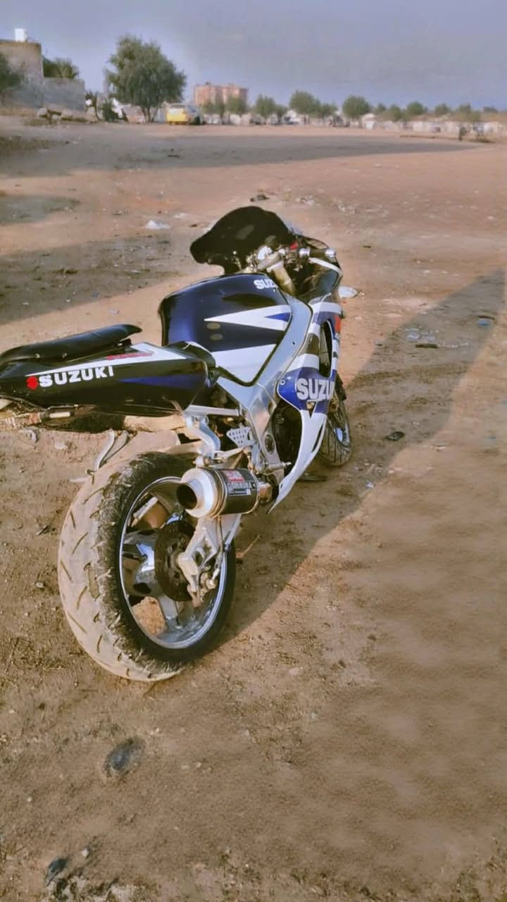 السلام عليكم
جكسر 750 موديل 2004
 دراجه  مكينه مفتوحه  خير من الله مكينه  ناعمه  لا تبخير لا تنقيص مال جناي دهن  جديد  سلولي 0نكره  سلف  شرط الشلعه بطناش اول ثاني  ثالث تاكل الكاع اكل  وين ما تريد ترايك لبصره   شرط 280دراجه شكتب عليه  قليل كله شغاله كير مكفول  
اوراق كامله وصل كمارك
كفراته كامله بيه شخوط. بصيطه واضحه   نتفوض عليه 
بريكت امامي خلفي شغال 
صالنصه كاربون فايبر 
صوته طرب 
برمجه عقل 
مكاني النجف شارع المطار الي يجلي يشلع عيوني وياخذه  ما ارد شخص 
سعره  حبايبي 18 ورقه وبيها مجال شراي خادم مو شراي لا تعبني اخي فدوة رحتلك  اقرة المنشور عدل واتصل فقط واتساب متوفر  ***********
