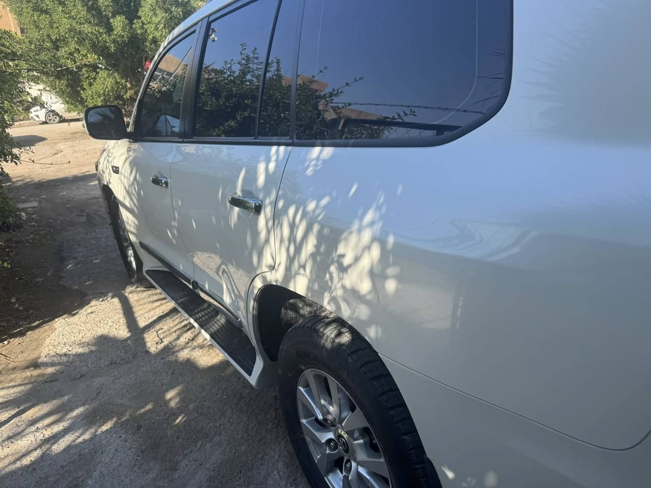 لاندكروز 2017
سياره حلوه بيه بارد وشغلات بسيطه 
الاستفسار 
***********
