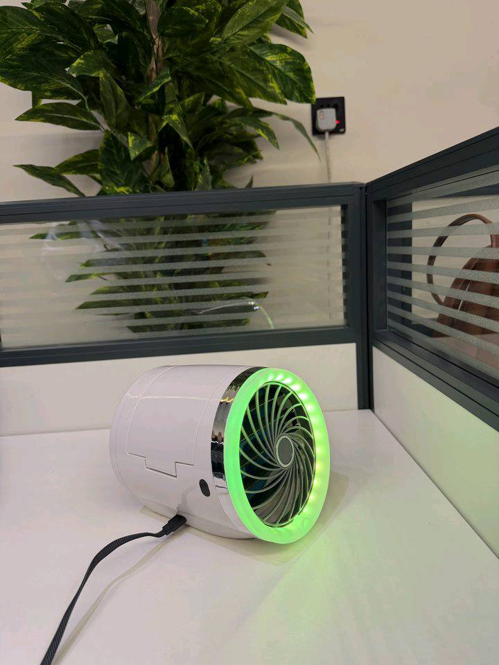 Arctic Cool Ice Jet مبرد هواء شخصي 

.استمتع بأجواء باردة ومنعشة أينما كنت مع Arctic Cool Ice Jet،.

المميزات:

. تبريد سريع وفعّال للمساحات الشخصية.

. 3 سرعات للمروحة (منخفضة – متوسطة – عالية).

. يعتمد على الماء وحزم التبريد للحصول على هواء أكثر برودة.

. إضاءة LED مدمجة بـ 7 ألوان.

. تشغيل هادئ ومناسب أثناء النوم أو العمل.

. مخرج هواء قابل للتوجيه.

. استهلاك منخفض للطاقة.

. تصميم خفيف وسهل الحمل.

. يوفر تبريدًا يصل إلى 4 ساعات تقريبًا مع حزم التبريد.

. يعمل عبر كابل USB.

محتويات العبوة:

مبرد Arctic Cool Ice Jet.
3 حزم تبريد قابلة لإعادة الاستخدام.
كابل USB.
دليل الاستخدام

الموديل: 18008
الطاقة: DC 5V / 1500mA
شنو حالة المبرد هسه؟ جديد لو مستخدم، وإذا مستخدم شكد مدة الاستعمال؟: 
جديد
هل متوفر توصيل داخل العراق؟ وإذا نعم شكد كلفته أو شلون يكون الاستلام؟: 
نعم 5 آلاف لجميع المحافظات عدا بغداد3آلاف
هل بيه فحص قبل الاستلام أو أي ضمان على المنتج؟: 
نعم فحص المنتج قبل الأستلام
