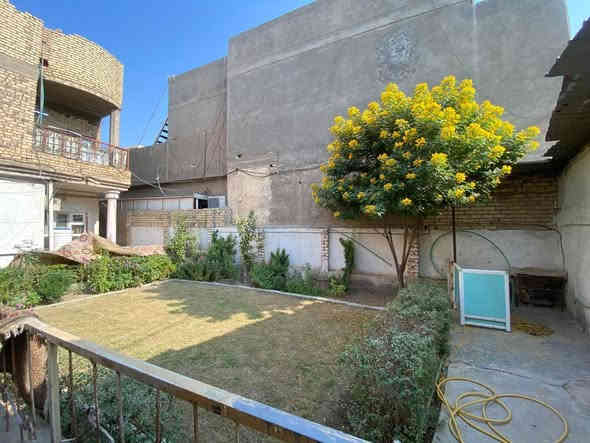 دار سكني للبيع  | حي الفرات
_______________________________
 الموقع | مميز جداً مقابل كلية الطب  
_______________________________
 المساحة | 335 م2
الواجهة | 10.5 م
_______________________________
تفاصيل الدار :
🔹 الطابق الارضي : 
3 غرف نوم الطابق الارضي
 استقبال + صالة + مطبخ + صحيات متكاملة
           حديقة - كراج كبير
🔹 الطابق الاول 
مكون من شقق 2 لكل منها درج خاص 
(كل شقة مكونة من غرفة ومطبخ وصحيات )
_______________________________
للاستفسار اكثر زورونا في مكتبنا الكائن في :
ديوانية - الجزائر- مقابل برج الامراء 
مجاور مستشفى الحياة للعيون - د.حسنين
او الاتصـــال على الارقام
***********
***********
