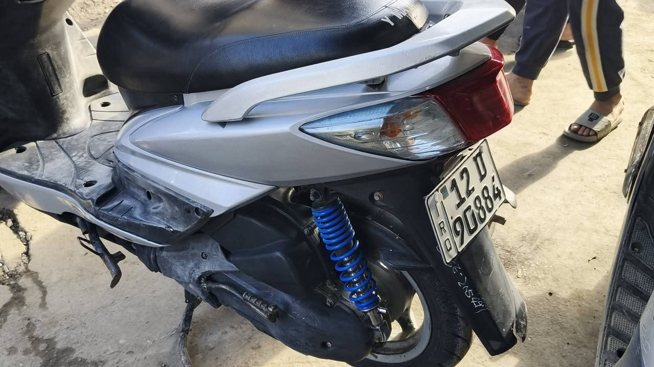 السلام عليكم
سكنس فحل ياباني
مكينه جديده برغي مافتوح بيها
عقل مفتوح يمشي فول ال 110 
لايت زيلون عدسه
كهربائيات كله شغاله.
تحريكه معدل فول 
تايرات زوج جدد
سعر مليون و800 بيه مجال
شرط التحويل (*********** )
