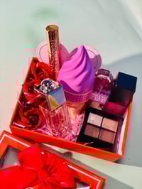 عيد الحب غير ويّا هالبوكس 💝 بوكس فخم يضم عطر ناعم، مكياج أنثوي، ولمسة ...