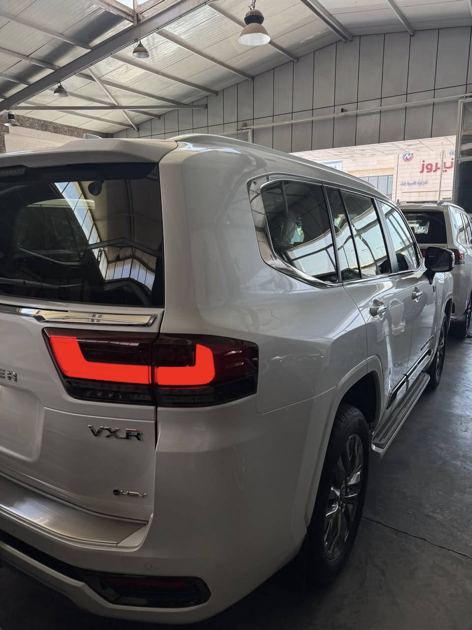 السلام عليكم 

لاند كروز 2025  ساس( VXR)HEV 

فول مواصفات 1/1 

داخل احمر 

ابواب شفط 

سياره محرك 3.5 تون توربو كهربائيه 

عداد المسافه صفر كيلو متر 

للأستفسار اكثر يرجى الاتصال على الرقم 

***********
