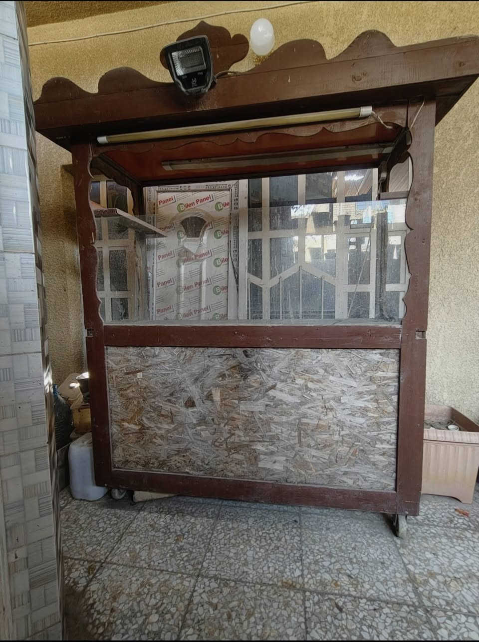 عربانه الطول متر ونص والارتفاع مترين حديد ثقيل من الداخل وتغليف خشب ثقيل من الخارج مع مخزن داخلي كبير مع اضائه كامله شغاله تايرات متحركه ترهم للعصاير للجاي للمطعم لكلشي السعر 150 الف وبي مجال العنوان بغداد جسر ديالى القديم الرقم ***********
