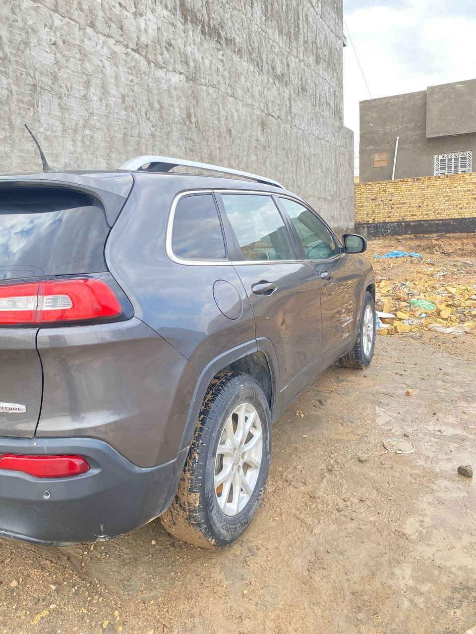 جيب شيروكي 2017
مواصفات latitude 
كاميرة, حساس ,مقعد السائق كهربائي, شاشة 
محرك v4 
سنوية حد 2030 بأسمي
تخم تاير جديد
ادامة منظومة الاحتراق كاملة 
السيارة داخلة كلين تايتل على ايدي
فقط بالعراق طار البنيد وصار بيه اثر مقدار شبر والباب الايسر طخة بسيط 
نقص بالحداية بسيط 
وفريز التبريد بتكلفة 300 الف
السعر المطلوب 130$


**إذا كنت صاحب هذا الإعلان وتريد حذفه لأي سبب، رجاءا أرسل رسالة إلى الدعم الفني**