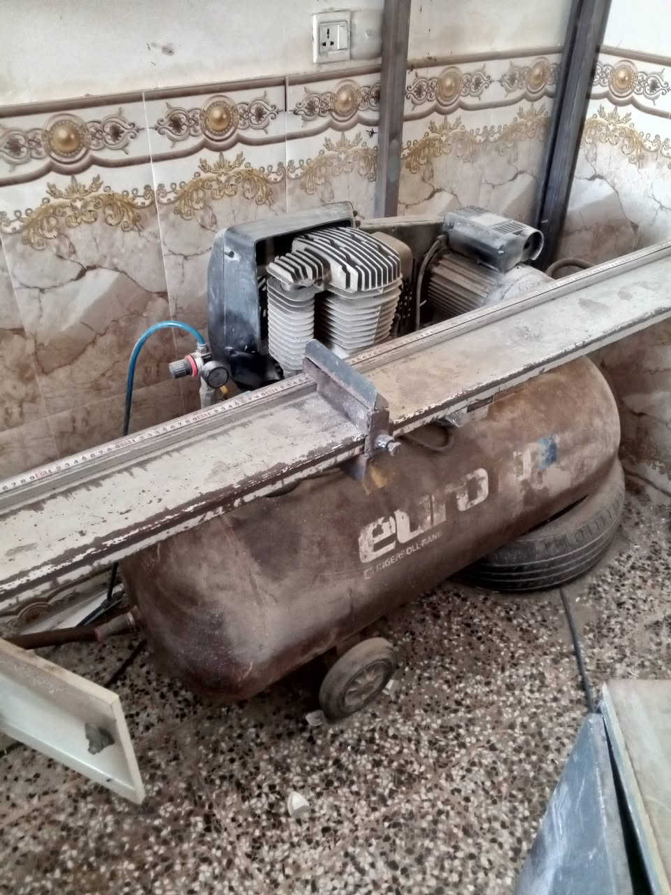 السلام عليكم ورحمه الله معمل بيفسي كامل للبيع غراض اصليه سنگل مكاني بغداد الشعله السعر 4000000مليون وبي مجال للاستفسار الاتصال على الرقم التالي ***********
