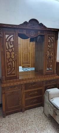 غرفة خشب • ٥ قطع • مستعملة ٥ أشهر