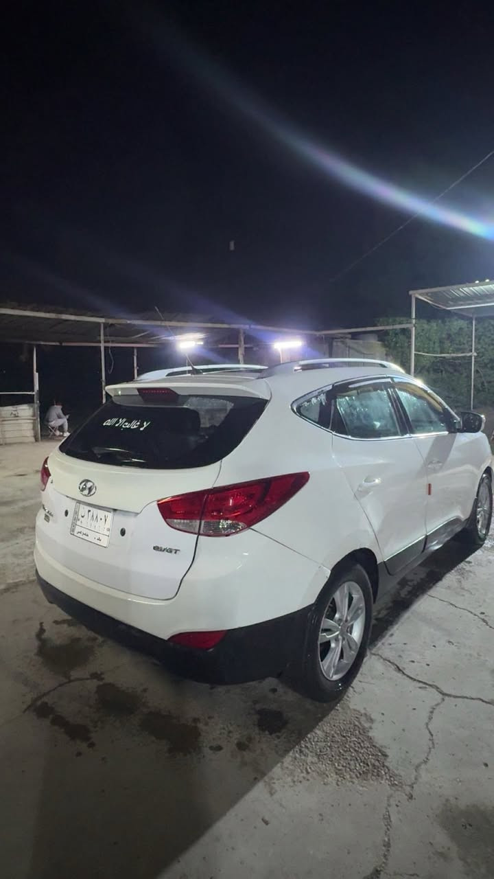 سلام عليكم توسان موديل 2013 خليجي بيها حادث قبغ جنطه اهنا بلعراق وصبغ عام جماليه كير محرك مكفولات ومحرك 2000 ومواصفات السياره شاشه تحكم ستيرن كامرا خلفيه بنوراما مكان السياره بغداد  السعر 120 وبيها مجال 
رقم التلفون ***********
