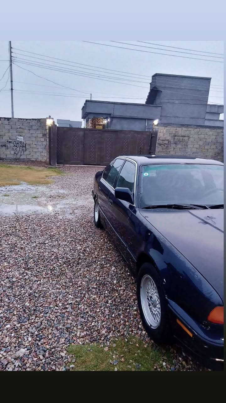 السعر -- نقداً 48  --ورقه وبيها مجال بسيط 

بي ام حجم 525 كبس گير عادي اللون ازرق نيلي  مصبوغه حزام فقط موديل 92 رقم صلاح الدين مسطره سنويه نهاية عام 29 الشرعي بالمنطقة  يحول فقط سياره جديده مصروف عليها قبل يومين 400$ دولار سياره مال جناي 

التفاصيل 
محرك وكير شرط 
تخم صدر امامي خلفي مع دبل امامي قواعد دبل كله جديد 
اربعه جام كهرب 
ارباك واحد 
تحكم ستيريو 
قفل مركزي عام 
كهربائيات كله شغال 
تدفئه تبريد 
لايت زينول 
ويل خليه 
تاير نظافه وسط 
غرفتها اربع بطاين جدد صاج ملكي 
مكان السياره الموصل ناحيه القياره قريه الجدعه 
ملاحظه مراوس يرهم حسب القناعه 
رقم صاحب السيارة 
آسيا  ***********
كورك ***********
