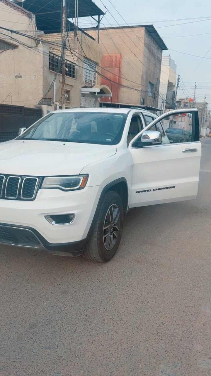 السلام عليكم لبيع جيب موديل 2019 امريكي كلين فول موصافت لمتدد مكفوله سعر 262 وبيه مجال مكان السياره بغداد البياع رقم الهاتف ***********
