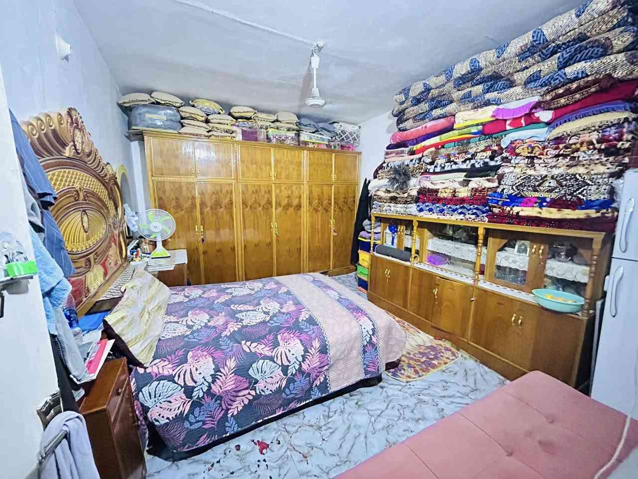 بيت بحي رسمي مساحه 330 م يحتوي 3 غرف نوم 5في 4 الهول 6في 4 ومطبغ 4 ونص في 4 وستقبال 5 ونص في4 استقبل خارجي حديقه 10 في 5 كراج السياره داخلي وخارجي  كافة الخدمات متوفره 
***********  الاستفسار
