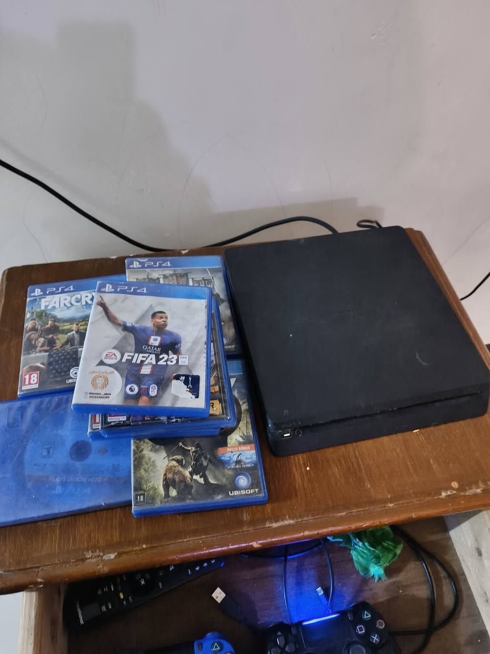 سلام عليكم بلي فور سلم ذاكره نص تيره جهاز ما مفتوح ويه دركسون  و  يدات 2اصليات مو تجاري ويه 7 اقراص  ١/فار كراي ٥
٢/فور هورنر 
٣/فيفا ٢٣ 
٤/قراند ٥ ريماسترد 
٥/فار كراي بريمار 
٦/كول اوف ديوتي بلاك اوبس 
٧/هورزون مكاني نجف حي ميسان سعر  (ملاحظة جهاز يرادله تنظيف فقط ) لا تجي وتسئلني شبي ذني   ويداته يرادلهن تنظيف فقط  سعره ٣٠٠ رقمي ***********
