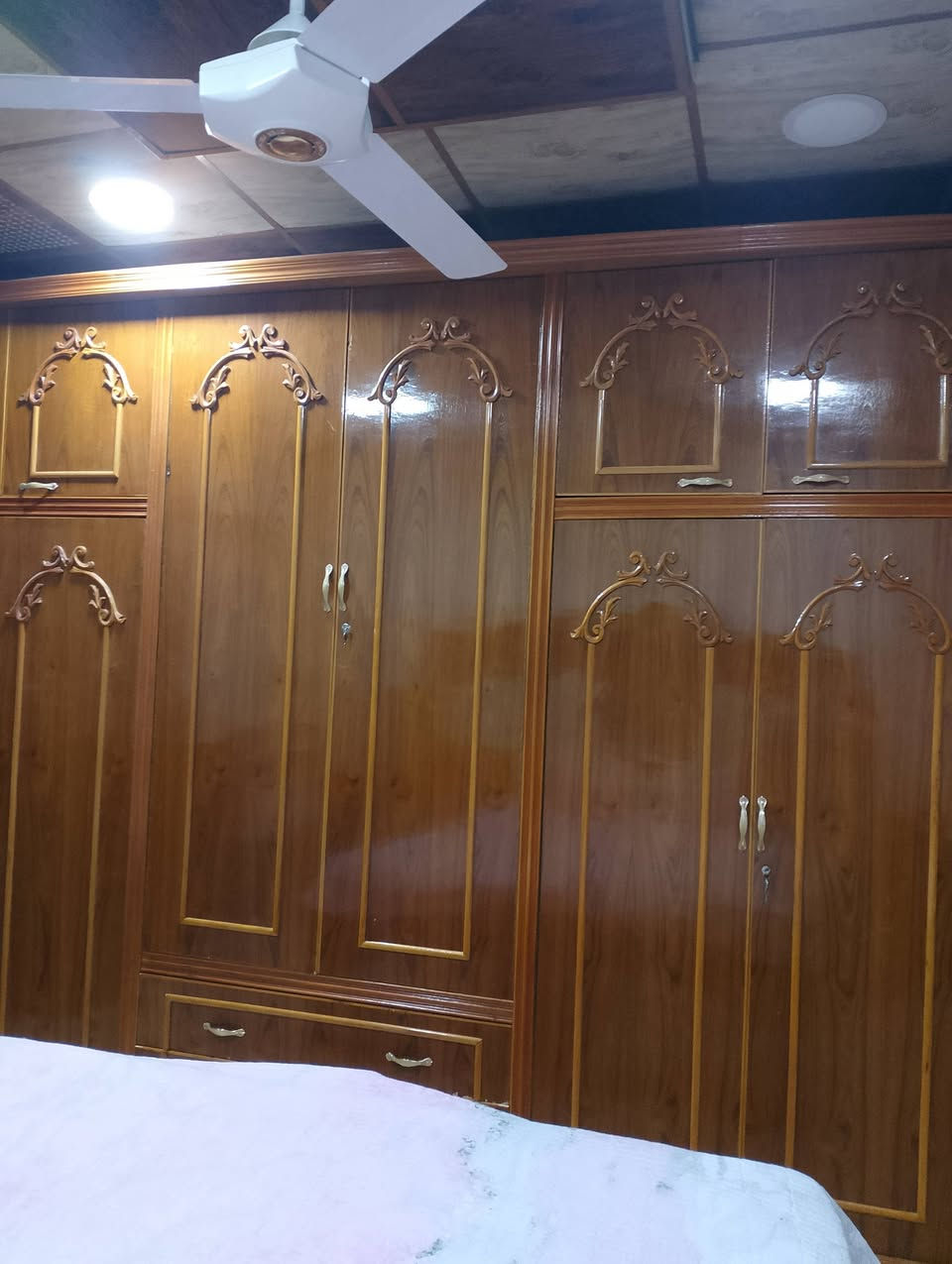 السلام عليكم
غرفة خشب صاج نظيفة حيل 
***********
