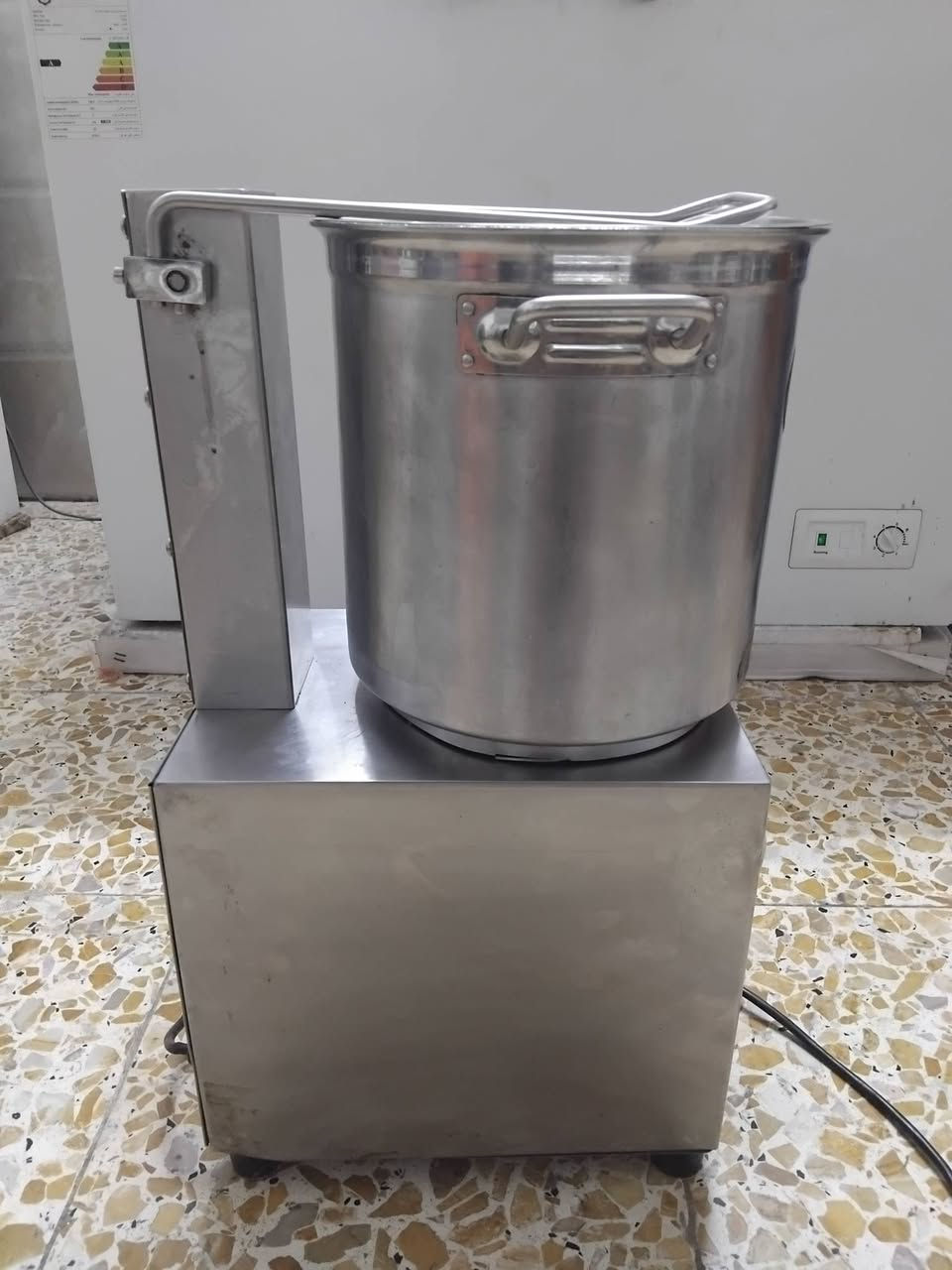 سلام عليكم من رخصة الادمن المحترام عندي خلاط حمص وجميع الصلصات مستعمل قليل اخو الجديد للبيع السعر 300 بغداد الكرخ هاتف ***********
