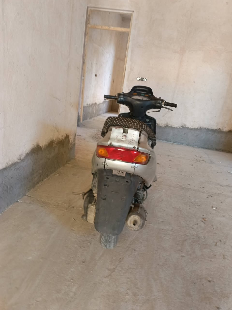 السلام عليكم دراجه فراشه فحل مفتوحه  الدراجه شلعه ومعدل ب250وبيه مجال قليل المكان شاميه ناحيه الصلاحيه رقمي هاذه ‏‪***********‬‏
