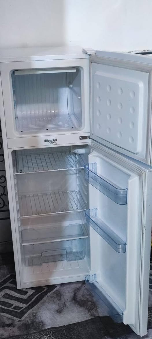 ثلاجه للبيع سعر 125 بيه مجال قليل للتواصل واتساب ***********
