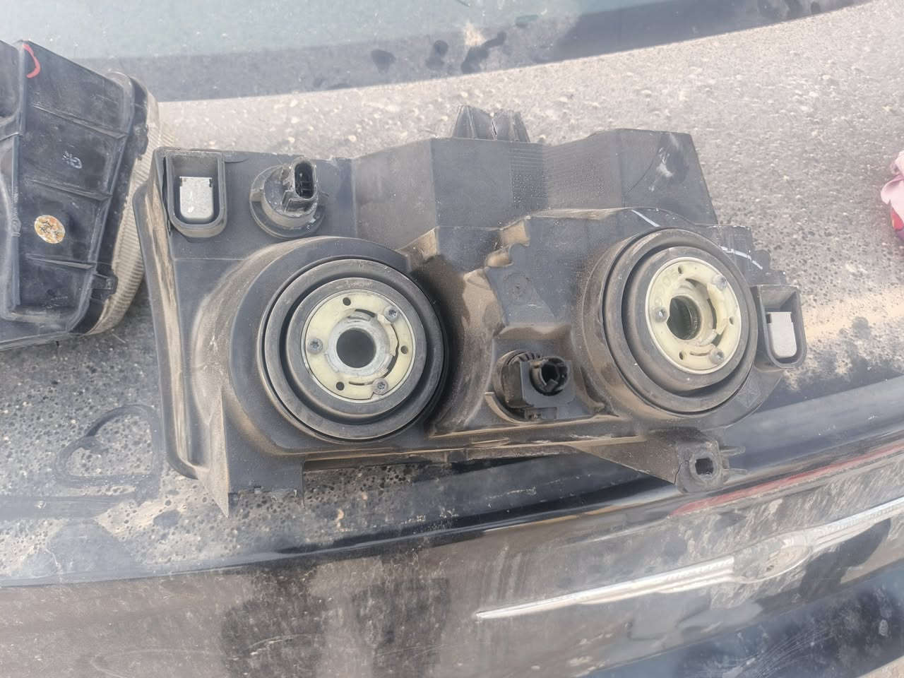 سلام عليكم لايتات ٢٠١٠ملات كصة واحد بيهن مكسورة شوية القاعدة السعر ١٠٠مكاني كربلاء ***********
