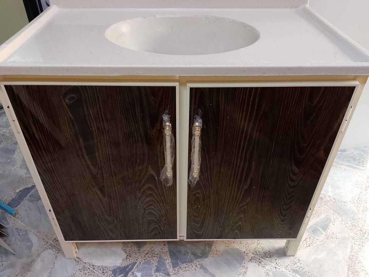 سنك متر مرمر جديد سعر 140 شغل تزكام ومغلف بلاستيك من الداخل ضد الماء مقوى بجسور تحت الارضيه والرف توصيل موجود جميع مناطق البصره حجز وتساب *********** و *********** البصرة, العراق
