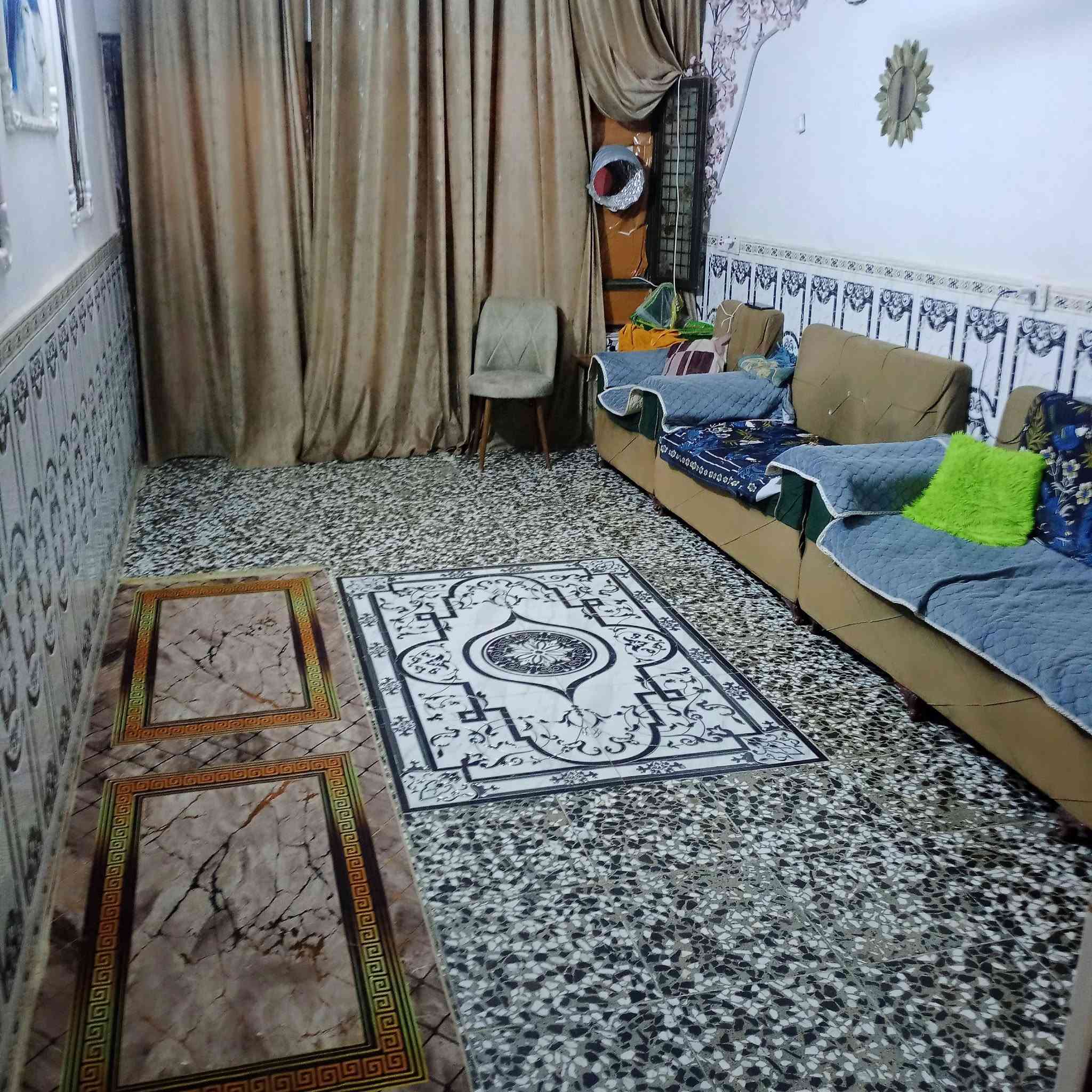 دارللبيع المساحه75 طابقين العنوان بغداد الحسينيه شارع ابوسميرشارع تجري الستفسار على ***********
