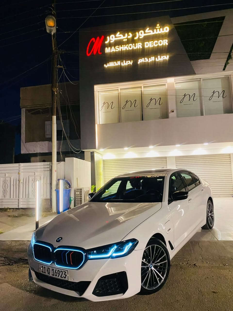 السلام عليكم 
‏  2023  BMW 530e G30
بلگن
يعني ٣ انظمه تشغيل 
بانزين 
هايبرد 
شحن   
عداد المسافة :48 الف 
رقم بغداد دولي الجديد 

حجم المحرك : توين توربو ( 4,سلندر )
ملاحظة السيارة : بدون ايرباك كلهن سليمات 🛑الحادث بنيد و ربع الجاملغ الأيسر
البنيد مبدل بواحد اصلي وكاله و مصبوغ 
و الجاملغ مصبوغ فقط الخشم ماله يعني ربعه بس 
السياره صفر مسج ولا عطل 
فول فول مواصفات 1/1
فتحة سقف
دعاميات ام 
دواخل مختمه m
عدادات 330 m 
كيج الكتروني
بصمة ابواب
بصمة تشغيل
تشغيل عن بعد ,𝐑𝐄𝐌𝐎𝐓𝐄 𝐒𝐓𝐀𝐑𝐓
سيتم سماعات harmen 
شاشة دشبول ديجيتال
شاحن هاتف لاسلكي 
داتا شو 
كاميرة خلفي
كير ماوس
شفتات كير استيرن 
هاند بريك بصمة
اوتو هولد ،𝐀𝐔𝐓𝐎 𝐇𝐎𝐋𝐃
اوتو ستارات،𝐀𝐔𝐓𝐎 𝐒𝐓𝐀𝐑𝐃
اوتو ستوب ,𝐀𝐔𝐓𝐎 𝐒𝐓𝐎𝐏
رادار امامي (تحديد مسار)
رادار جانبي  (نقاط عمياء)
رادار خلفي (التحذير من الاصطدام)
حساسات °360
حساسات امامي 
حساسات جانبي
حساسات خلفي
نظام ,𝐄𝐂𝐎
نظام ,𝐍𝐎𝐑𝐌𝐀𝐋
نظام ,𝐒𝐏𝐎𝐑𝐓
نظام ,𝐓𝐎𝐖/𝐇𝐀𝐔𝐋
نظام ,𝐒𝐋𝐈𝐏𝐏𝐄𝐑𝐘
داخل ليد 𝐋𝐄𝐃
ابل كار بلي
تحكم استيرن
استيرن تدفئة
كشنات جلد 
كشنات كهربائي 
كشنات خزن+ميموري
كشنات تبريد
كشنات دفئة 
صندوق شفط كهربائي 
لايتات ليد وعدسة زينون بيلادي
بلوجكترات 𝐋𝐄𝐃 بيلادي
بكلايتات 𝐋𝐄𝐃 بيلادي
ويل كروم سبورت
شباك led اصلي 
تخم تاير جديد قبل كوم يوم بدلته
دهن و ماء أصليات مبدل بالوكاله 
تفاصيل اكثر الاتصال على الرقم 
***********
سياره كامله و جاهز دينار مصرف مابيها
