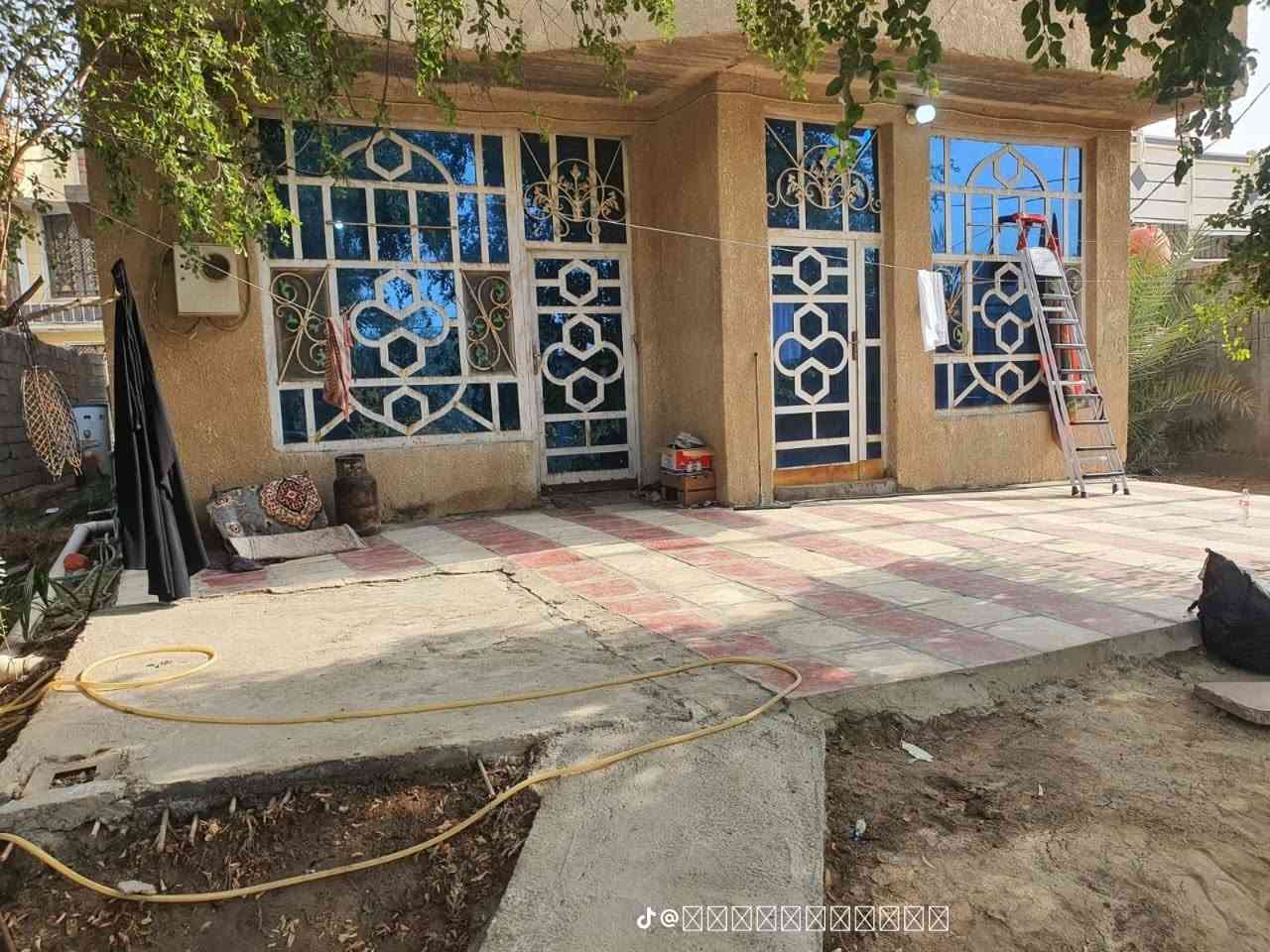 السلام عليكم بيت طابو زراعي سند ٢٥ بسمي المساحه الكليه ٥٠٠م مساحة الدار ١٠٠م يتكون من غرفة نوم وصاله وهول ومطبخ وصحيات داخليه ومحلات عدد ٣ مأجرات موقع الدار الشارع الرئيسي بني ساله الموئدي إلى طويريج بداية بني ساله السعر ٩٥ مجال قليل للاستفسار اكثر ***********
