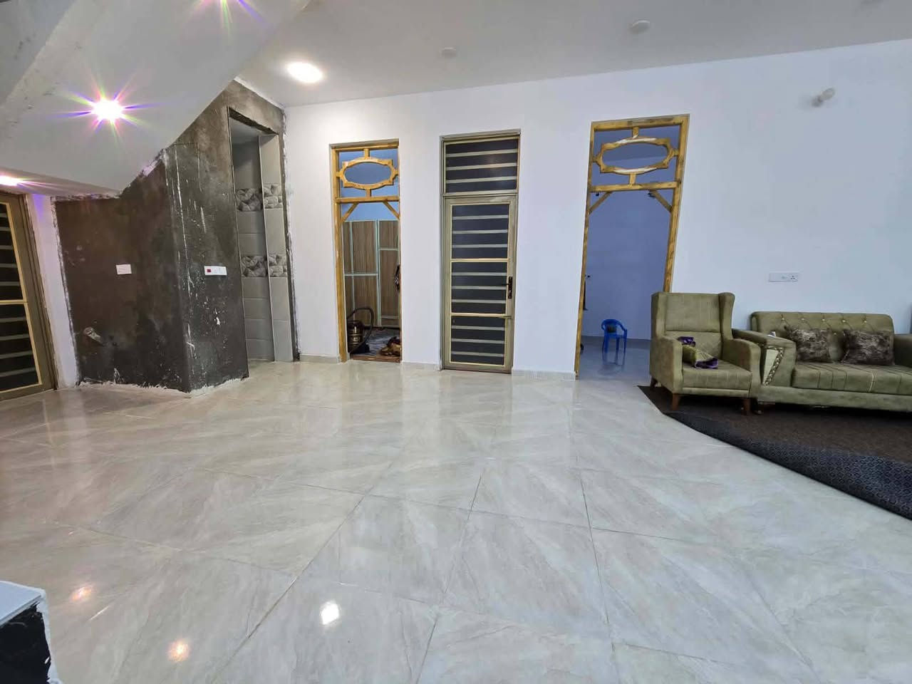 السلام عليكم بيت لبيع منطقه الراشديه الاولئ بيت طابقين مساحه 250قرب ابو كاظم المياحي بيت ينباع هوه الاثاث غرفه جديده تسكام 
سبالت عدد ٢
كيز عدد ٢
تانكي عدد ٢ 
كاونتر تسكام 
طباخ جديد 
جربابي عدد ٢
خزانات عدد ٢ المنيوم 
مجمده ثلاجه 
باازمه 
اناره بيت كامله
مرواح عدد ٧ جدد    سعره 135قابل لتفاوض تواصل ***********
