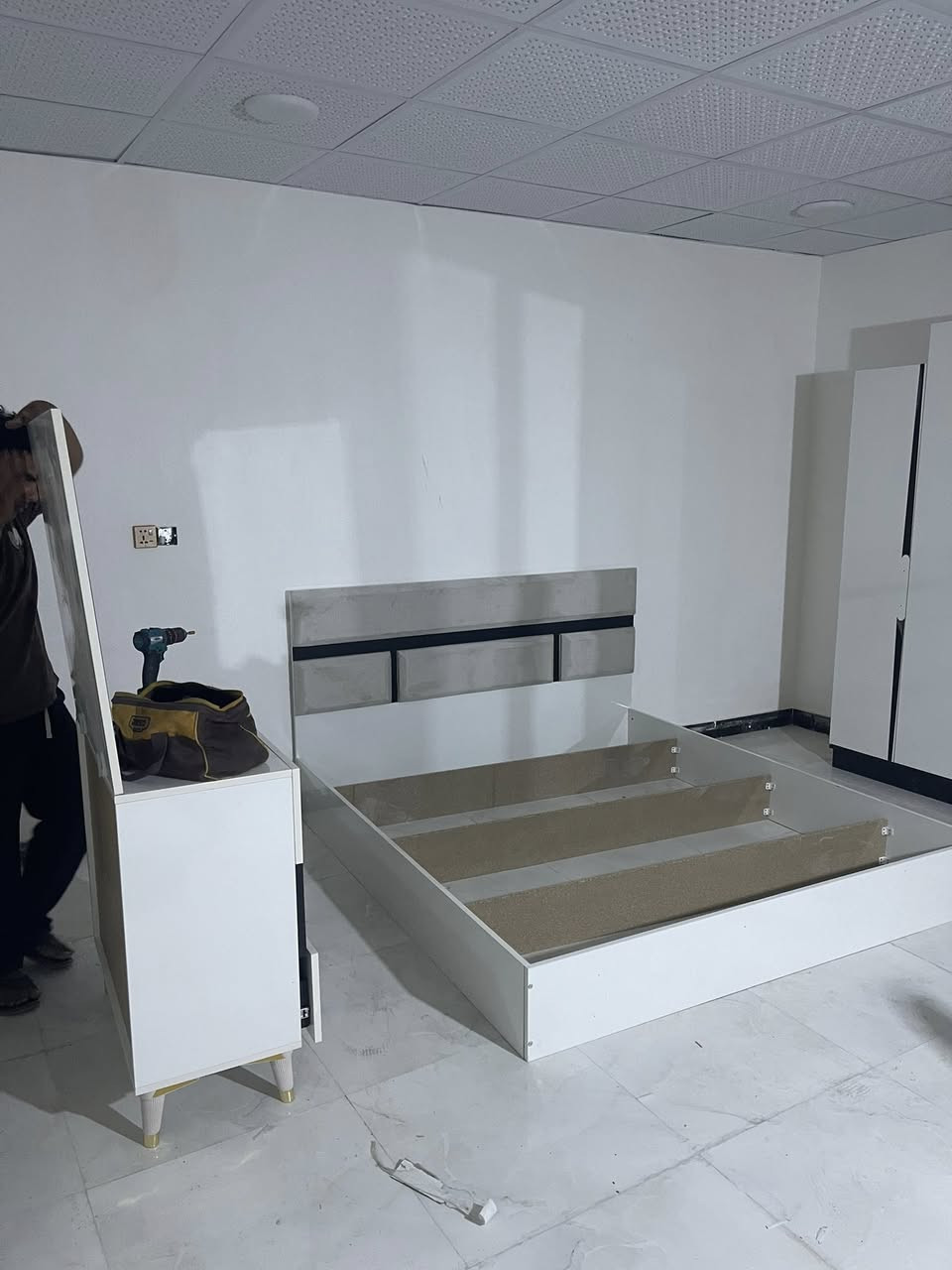 السلام عليكم بيت للبيع في الجزيره شارع الفيروزية السعر ٦٠ وبي مجال قليل الاتصال ***********
