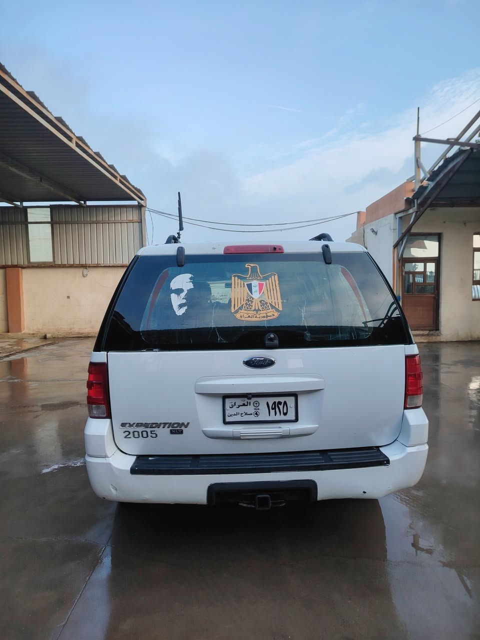 سلام عليكم 
فورد اكسبديشن موديل 2005 
السياره كلين بيها شويه صبغ بل بونيد فقط 
محرك V8 محرك كير بشرط تخم تاير جديد 
تبريد ثلج 3 قطع مركزي كهربائياته كله شغاله 
شاشه سماعات صوته حلو السياره مابيها نقص 
رقم صلاح الدين صدامي مشي معامله كامله 
صاحبه الشرعي مو جود شرط الوكاله وتحويل 
السياره كير تعليك بيها شلعه تخبل تحفر الكاع 
كشناا جلد بدووون بيع فقط مراوس شعندك نزل 
الهاتف ***********
