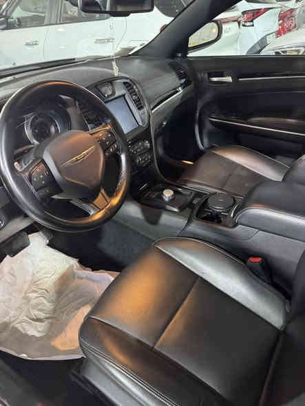 السلام عليكم 
كلايسلر 2022 وكالة هارلم للبيع فقط S فول مواصفات 
- بصمة 
- تشغيل عن بعد 
- رادرات امامي جابني 
- صدمة 
- سياقة ذاثية 
- حساسات امامي خلفي 
- المري قلاب 
- بنراما 
  هواي مواصفات بيها 
بيها بارد شبر بل جاملغ الخلفي فقط والباقي كفالة كالة 
للاستفسار *********** 
السعر 340$
