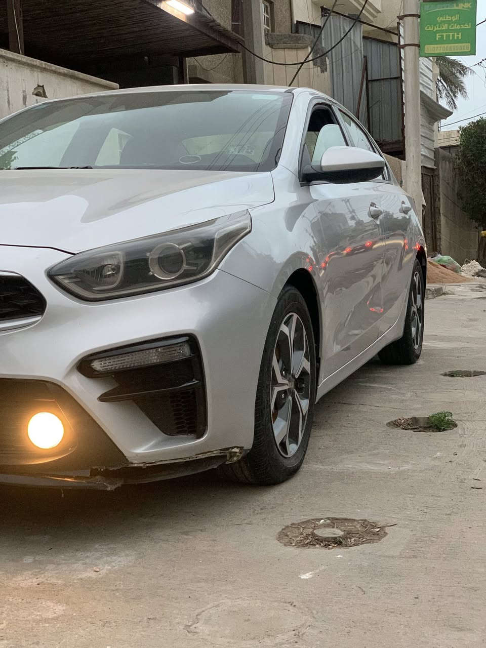 السلام عليكم 
كيا فورتي 
موديل ١٩ 
اللون رصاصي 
حادثهة بنيد شطح لغد شواصي مكفولة
كير ATM مكفول
مكينة 2000 دوش مكفولة
تبريد شغال ومكفول 
مواصفات شاشة جبيرة
حساس امامي
تحديد سرعة
٣انضمة قيادة
تحكمات ستيرن
سيارة ما تذب عليهة ربع دينار جاهزة مجهزة
السعر 140وبيهة مجال 
الصور كلهة واضحة كدامك 
مكاني بغداد الدورة 
هاتف:***********
ملاحضة:ما متواجد بالفيس تحياتي واسف
