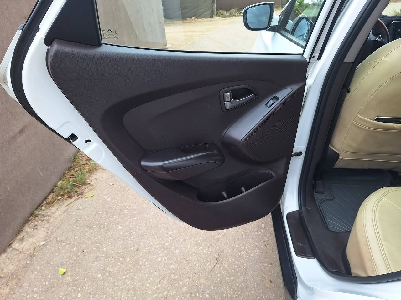 توكسان للبيع موديل 2015 رقم بغداد دولي السياره كفاله عامه السياره جديده عل وضع الشركه مغلفه الارضيه والكشنات كامره اماميه وخلفيه حساسات خلفيه السياره موجوده بالحله معروضه 172 الشراي  يتصل عل الرقم *********** او ***********
