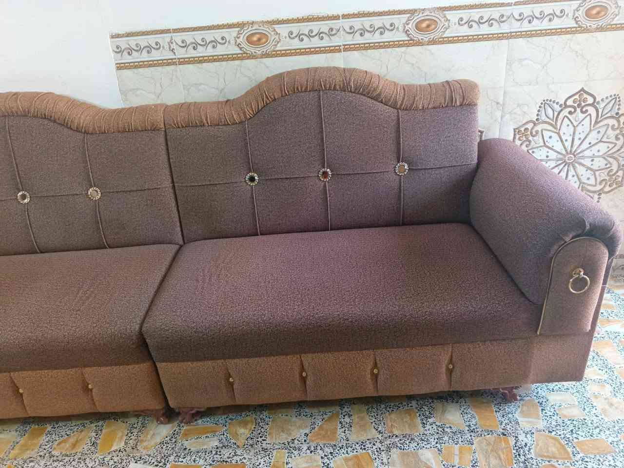 السلام عليكم تخم ديوان  ١١مقعد سعره ٣٥٠ وبي مجال بسيط نظيف جدا ما بيه أي ضرر مكاني البياع شرطة الخامسه هذه رقم اتصال وتساب ***********
