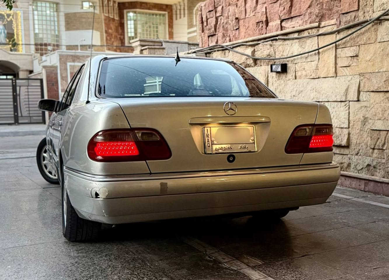 سلام عليكم
مارسدس ام عيون E320 موديل 96

محرك 6 سلندر خراطين 
 
داخل جلد أسود

كشنات كهربائية خزن ثلاثي 

سترين كهرباء 

مثبت سرعه

مرآة جانبيه شفط 

بردات كهربائية 

هاتف مارسدس 

10 سماعات من نوع BOSE

صندوق فتح كهرباء 

اريل جانبي بلادي 

جكمجه وسطانيه دبل فتحه (فَرس)

فتحت سقف سلايد 

صبغ عام للجمالية

زراكات فل لايت

ميكانيك وحداديه كامله

للاستفسار *********** واتساب 
المكان بغداد
