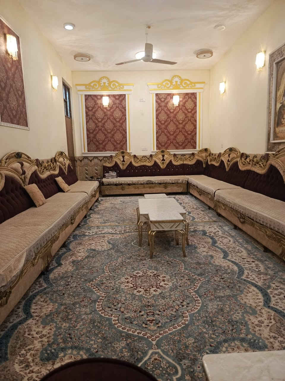 سلام عليكم
الدار للبيع 
مساحته / 207 
نزاله / 17او نص 
واجهه / 11او نص 
بناء كامل حديث طابق واحد 
استقبال - كليدور -مطبخ بارد - ومطبخ حار - 2 غرف نوم - مجمع صحيات داخليه  -وصحيات خارجيه 
وخدمات كامله 
عنوانه /كراغول شارع الخدمي فرع زين العابدين
الاستفسار على الرقم 
***********
